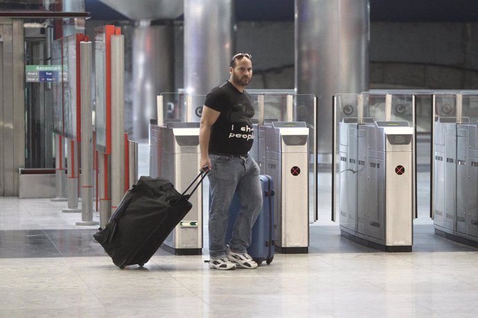 Gente en el metro de Madrid con maletas