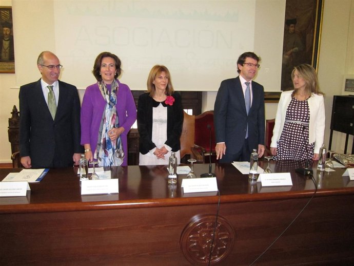Mesa inaugural de la jornada sobre violencia de género.
