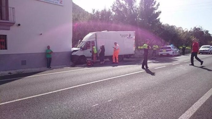 Un hombre resulta herido al chocar su camión contra un muro en Xàtiva