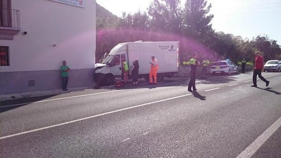 Un hombre resulta herido al chocar su camión contra un muro en Xàtiva