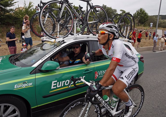 El equipo Europcar asiste a uno de sus corredores en el Tour de Francia