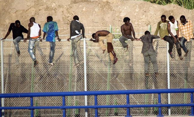 Inmigrantes africanos tratan de saltar la valla de Melilla