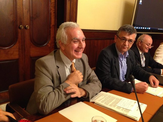 El sec.De Medio Ambiente J.E.Llebot y el pte.De la Com.De Territorio S.Milà