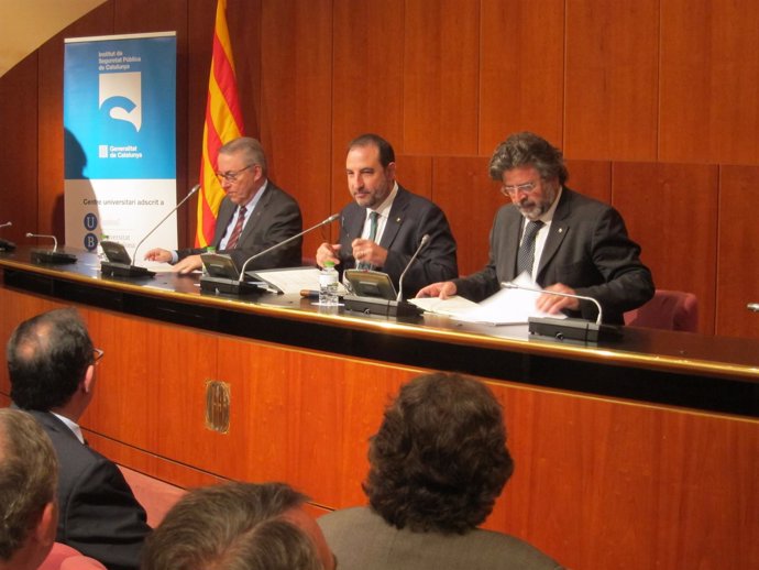 D.Ramírez (rector UB), el conseller R.Espadaler y el sec.De Univ.A.Castellà