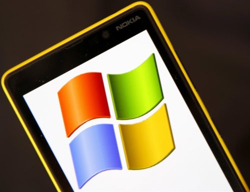 Imagen de archivo de un teléfono Lumia 820 de Nokia con el logo de Microsoft 
