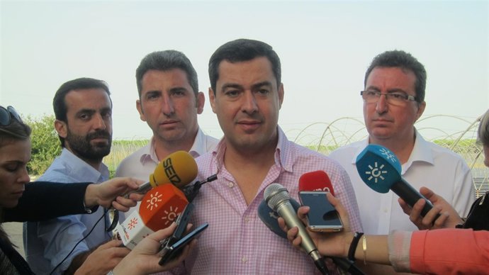 El presidente del PP-A, Juanma Moreno, en una finca de Moguer (Huelva).