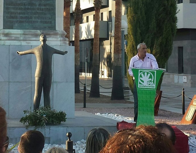 Antonio Jesús Ruiz (PA) frente al monumento a Blas Infante