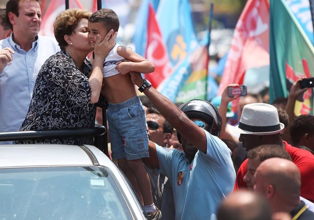 Dilma Rousseff en campaña en Río de Janeiro