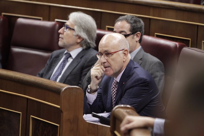 Duran i Lleida en su escaño del Congreso con gente de CiU