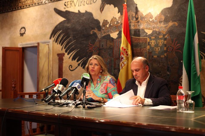 La alcaldesa de Marbella, Angeles Muñoz; y el responsable de Hacienda, Carlos Ru