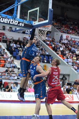 Pablo Aguilar en el CAI Zaragoza - Valencia Basket