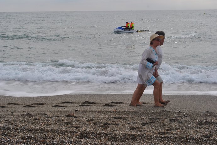 Turistas playa salvamento socorrismo verano ayuda turismo 