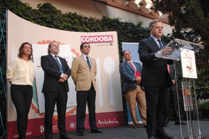 Fuentes interviene en la presentación de la Guía de la Tapa