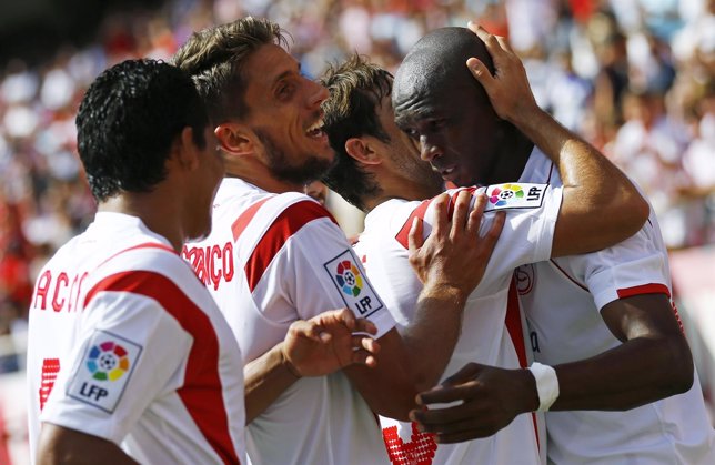 Stephane Mbia celebra un gol con el Sevilla