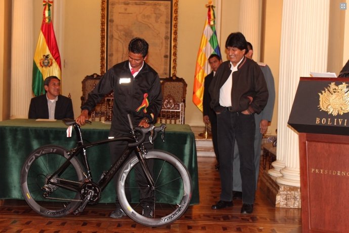 Evo Morales entrega una bicicleta a Oscar Soliz