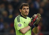 Casillas iguala a Xavi Hernández como jugador con más partidos