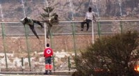 Los inmigrantes encaramados en la valla de Melilla desisten tras 13 horas