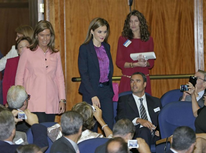 La Reina Letizia crea expectación cuando llega, tiene duende mundo quiere foto