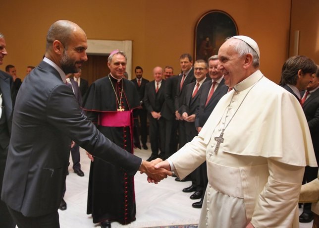 Pep Guardiola y su Bayern Múnich visitaron al papa francisco i