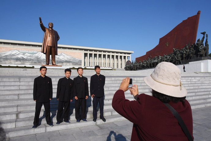Turistas fotografían miembros ejército Corea del Norte
