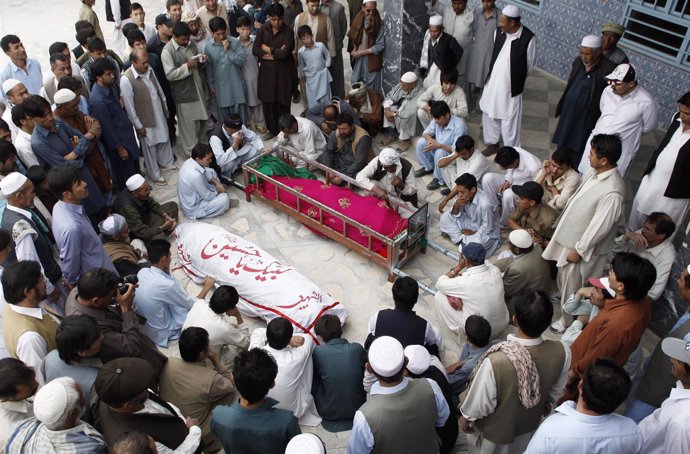 La comunidad hazara despide a sus muertos por el asalto al autobús