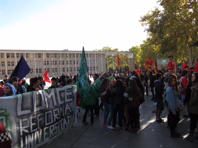 Estudiantes antes de iniciar la manifestación
