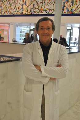 El doctor Hinojosa, especialista del Hospital de Manises