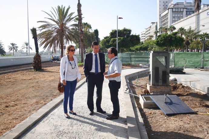 Martín Muñoz y Carolina León visitando las obras de un nuevo acceso peatonal