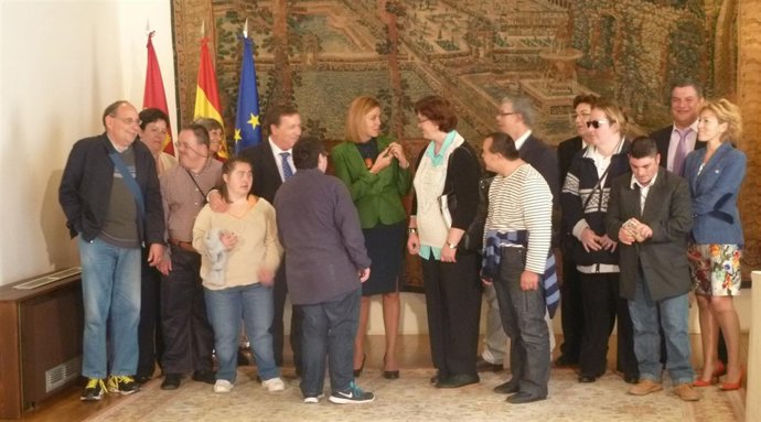 Cospedal con miembros de Aspadec