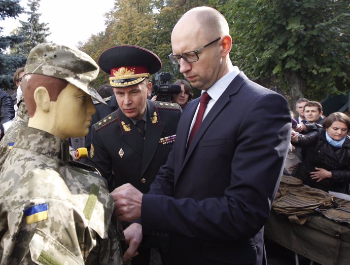 El primer ministro ucraniano, Arseny Yatseniuk,y su ministro de Defensa revisan 
