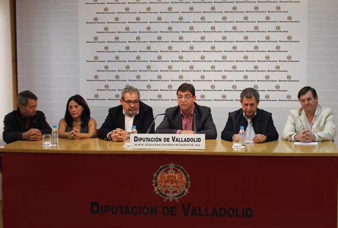 Juan José Zancada, en el centro, tras la reunión con alcaldes. 