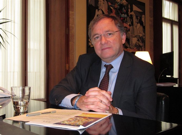 El conseller de Hacienda, Juan Carlos Moragues, en su despacho. Archivo