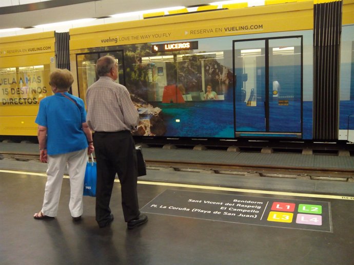 Unos viajeros esperan su convoy en una parada subterránea del TRAM