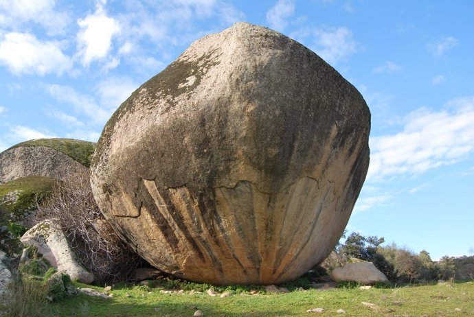 Piedra caballera de granito en Peraleda de San Román