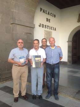 Representantes del Foro Roque Aldeano entregan un dictamen a la Fiscalía