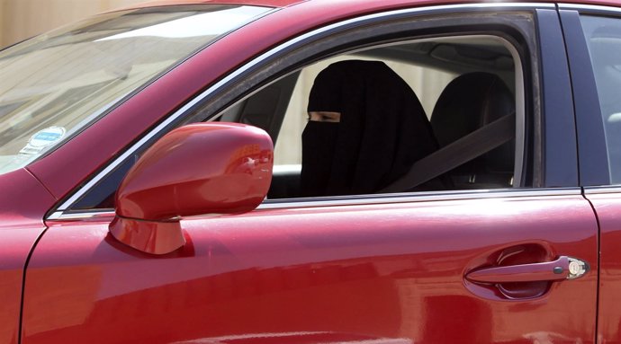 Mujer conduciendo un coche en Arabia Saudí