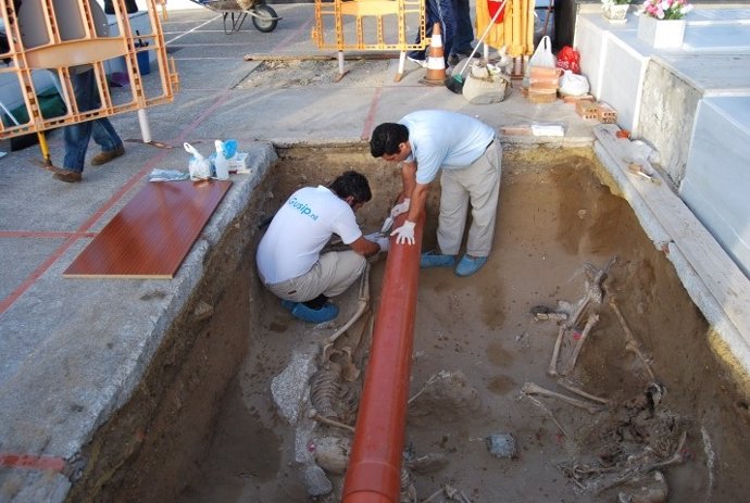Trabajos de exhumación en la fosa común hallada en el cementerio de Puerto Real