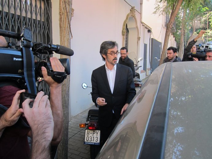 El abogado Cristóbal Martell tras el registro de la casa de Oleguer Pujol