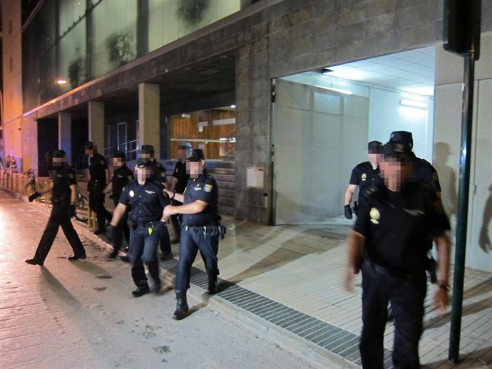 Imagen del traslado de los policías nacionales acusados de homicidio/asesinato