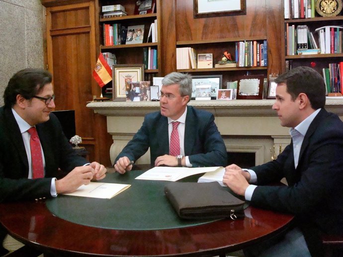 García-Lomas, Fernández de Moya y Heras, en la firma del convenio.