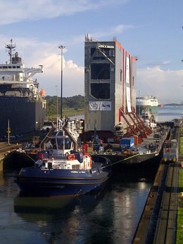 Canal de Panamá, traslado de compuertas de las nuevas esclusas