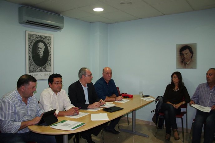 Un momento de la reunión en la sede del PSOE de Baena