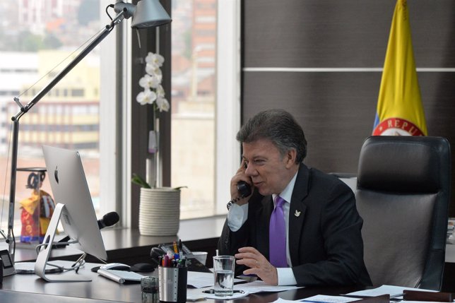 Juan Manuel Santos habla por teléfono con su homólogo estadounidense
