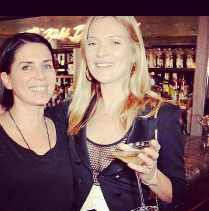 Kate Moss tiene su copa champagne ¿como tomarlo?