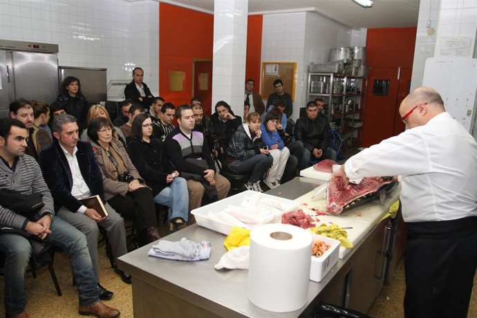 Exhibición de corte de pescado y preparación de sushi
