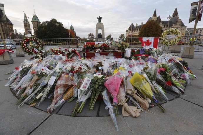 Memorial en honor de Nathan Cirillo, el soldado muerto en tiroteos de Ottawa.