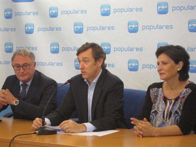 En el centro, el diputado nacional del PP Rafael Hernando