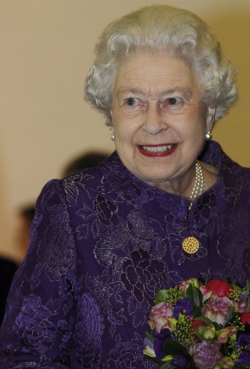 La reina Isabel II de Inglaterra envía su primer tuit a los 88 años de edad