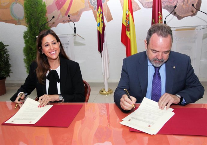 Romero y Labrador firman el convenio