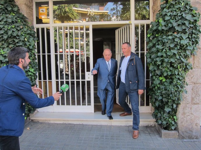 El expte.De la Generalitat Jordi Pujol sale de su casa con su guardaespaldas